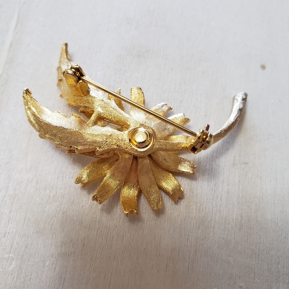 Vintage Flower Pin 2” Faux Pearl Textured Gold Metal Leaves Stem Spin Lock - Picture 3 of 6